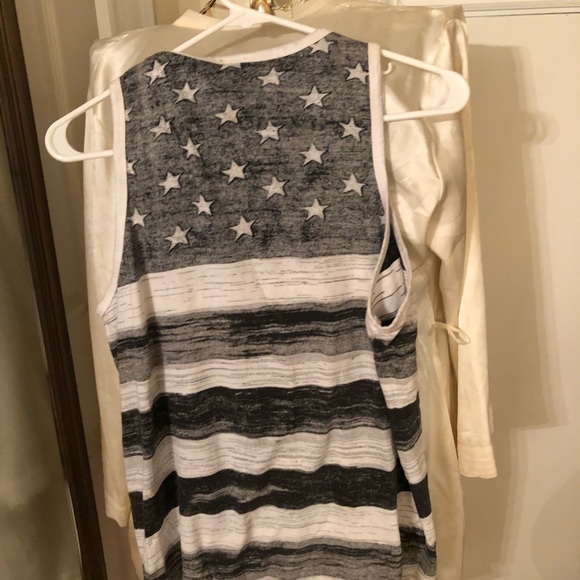 Sleeveless shirt - Picture 2 of 3